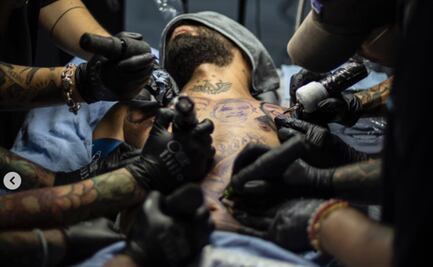 Cantante pasa 4 horas bajo anestesia para tatuarse en honor a su hermano fallecido