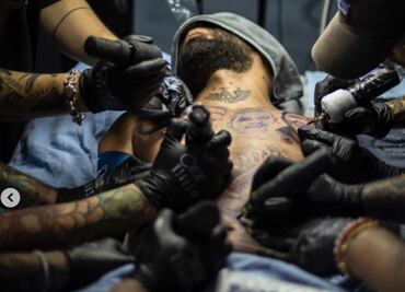 Cantante pasa 4 horas bajo anestesia para tatuarse en honor a su hermano fallecido