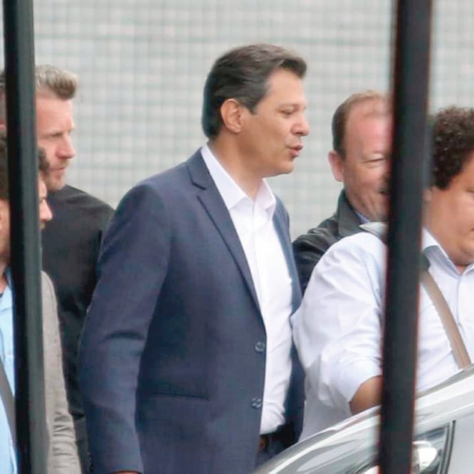 El candidato Fernando Haddad (centro), deja la Superintendencia de la Policía Federal tras visitar al ex presidente Luiz Inácio Lula da Silva, preso en el lugar. (FRANKIN DE FREITAS. XINHUA)