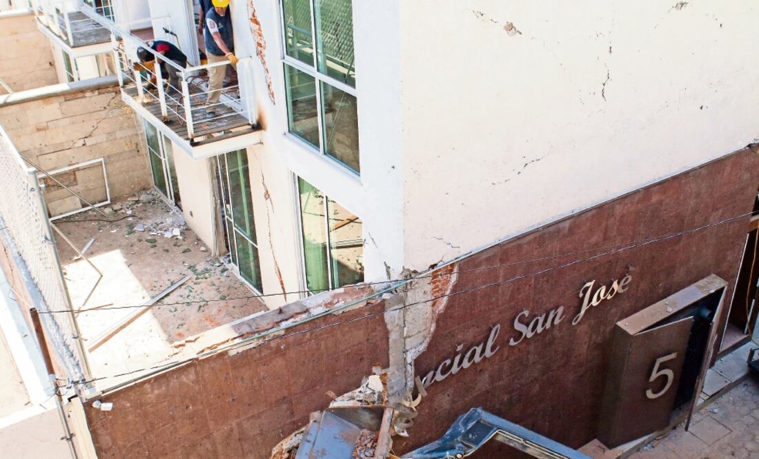 El delegado de Benito Juárez, Christian von Roehrich, afirma que la parte de la edificación que quedó en pie pone en riesgo a los inmuebles colindantes, por lo que busca que la demolición concluya el martes próximo. (IVÁN STEPHENS. EL UNIVERSAL)