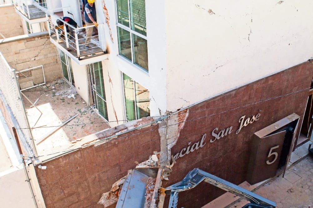 El delegado de Benito Juárez, Christian von Roehrich, afirma que la parte de la edificación que quedó en pie pone en riesgo a los inmuebles colindantes, por lo que busca que la demolición concluya el martes próximo. (IVÁN STEPHENS. EL UNIVERSAL)