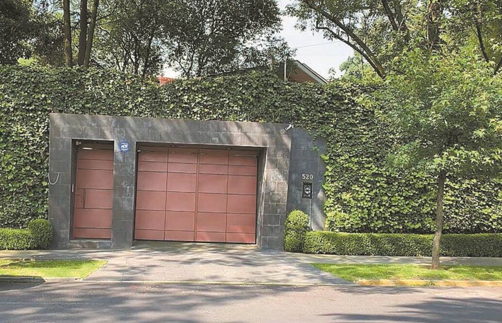 Esta es una de las casas que posee el director de la CFE, Manuel Bartlett en Lomas de Chapultepec, de acuerdo con un reportaje de Carlos Loret. Fotos/WWW.CARLOSLORET.COM