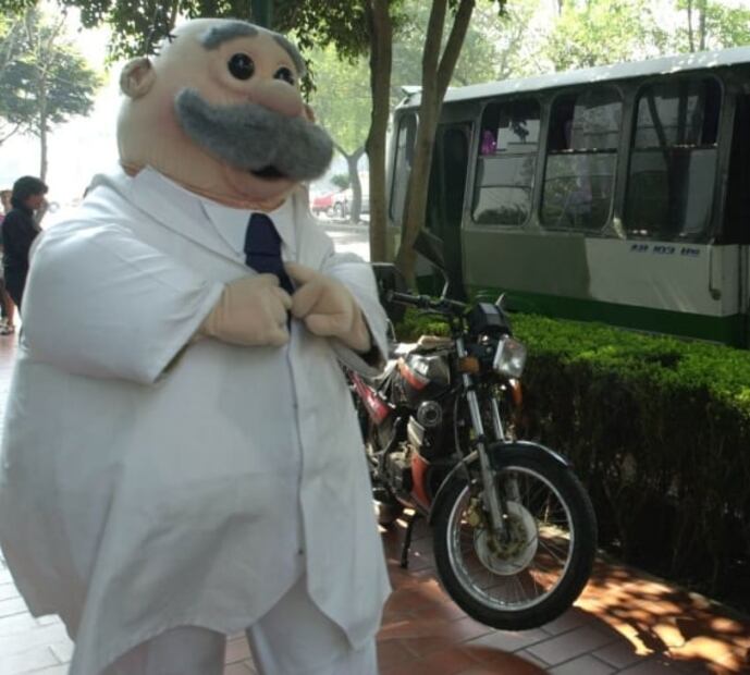 VIDEO: botarga del Dr. Simi huye de asalto y se hace viral