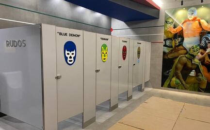 De Chespirito a luchadores: así fueron adornados los baños del Aeropuerto Felipe Ángeles