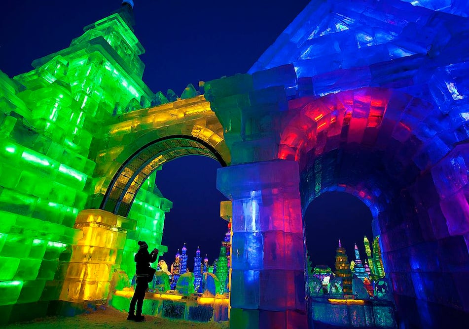 El invierno trae consigo muchos atractivos, como esta ciudad de hielo que abrirá al público a principios de enero. Foto: Andy Wong. AP