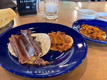 Así prepara los tacos esta famosa taquería