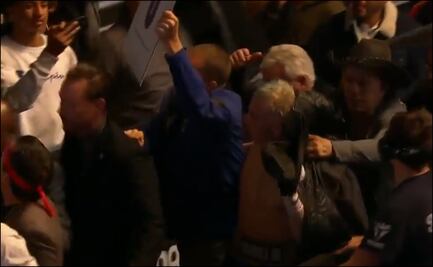 Chávez Jr se despide entre abucheos y vasos de cerveza arrojados por el público 