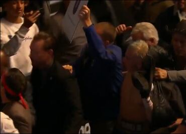 Chávez Jr se despide entre abucheos y vasos de cerveza arrojados por el público