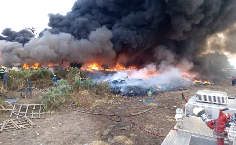 Bomberos llevan horas tratando de controlar el incendio en una bodega de autobuses en Hidalgo (04/12/2025). Foto: Especial