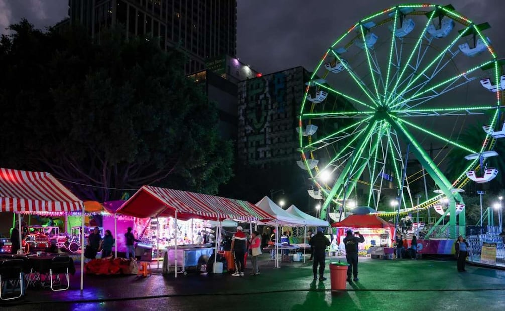 Bazar navideño a un costado del Monumento a la Revolución reporta baja asistencia en su primer día (22/12/2025). Foto: Hugo Salvador / EL UNIVERSAL