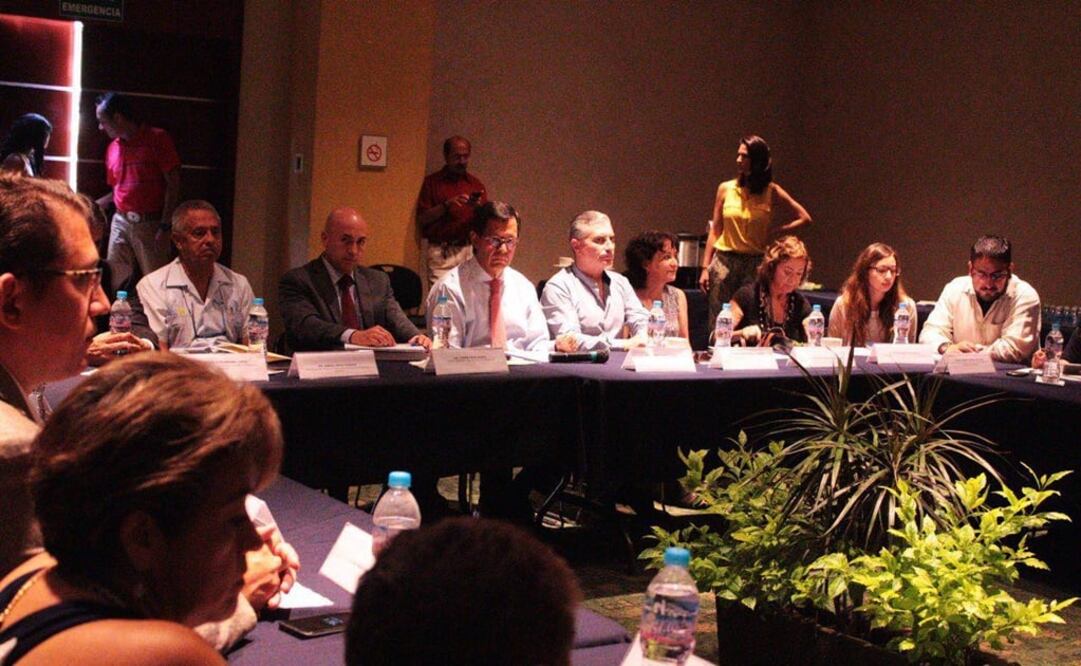 El funcionario federal al reunirse con integrantes del Frente Amplio Morelense. /Especial