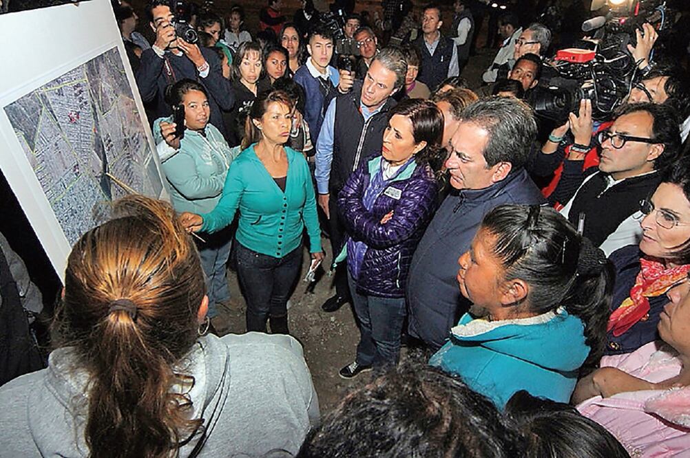 Rosario Robles Berlanga, titular de la Sedatu, realizó una caminata por la colonia Benito Palomino Dena, en Aguascalientes, acompañada del gobernador Carlos Lozano de la Torre (SEDATU)