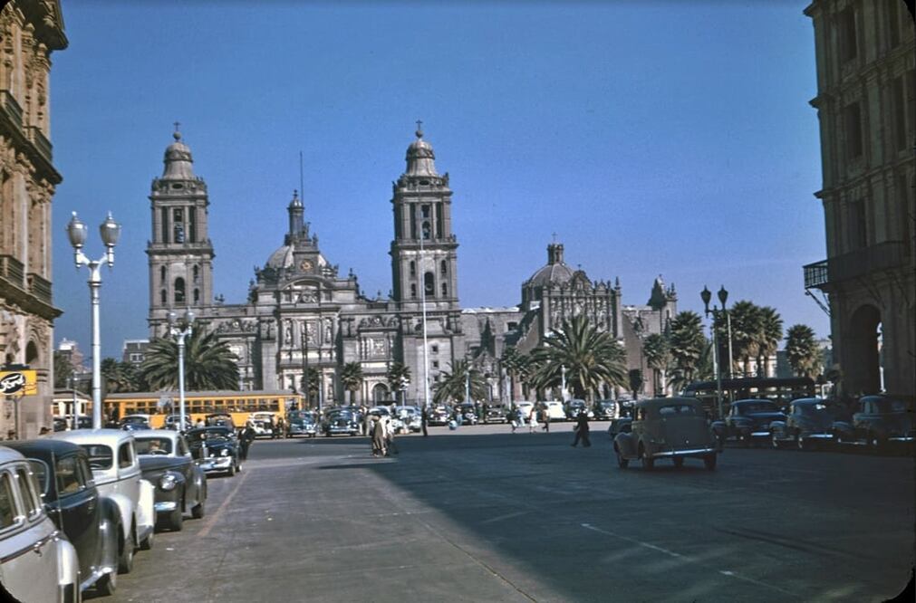 Una fotografía de finales de los años cuarenta donde se aprecia la avenida 20 de Noviembre, entonces de doble sentido y sin semáforos. En el fondo destacan la Catedral y el Zócalo con palmeras. Imagen cortesía: Col. SK. J. Katcoff