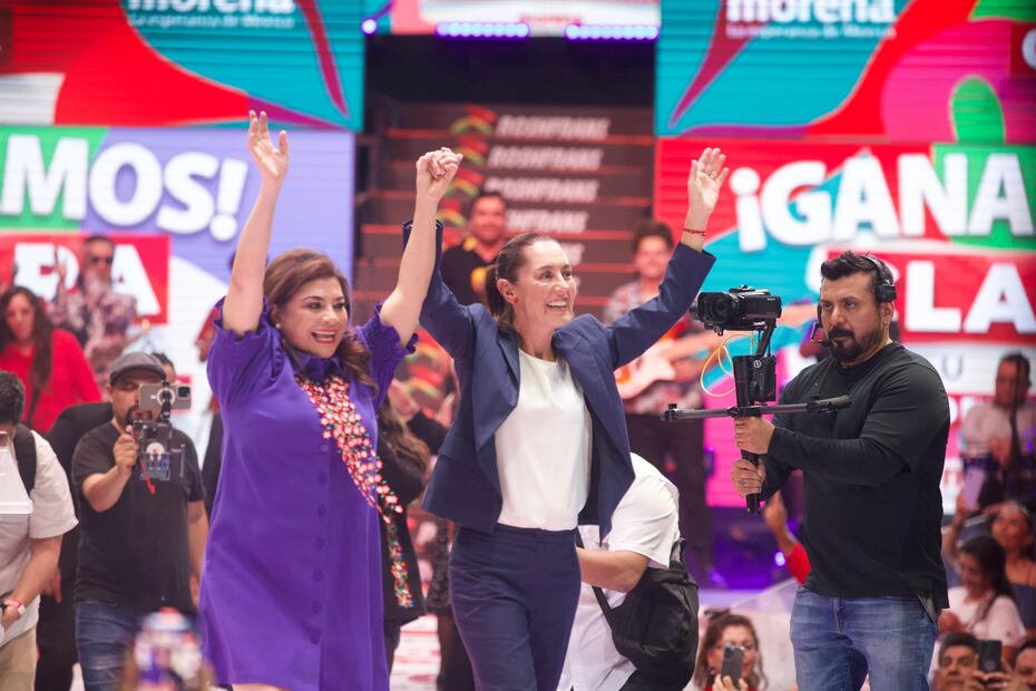 Clara Brugada celebra en la Arena CDMX su entrega de constancia de mayoría acompañada de Claudia Sheinbaum.
Yaretzy M. Osnaya | EL UNIVERSAL