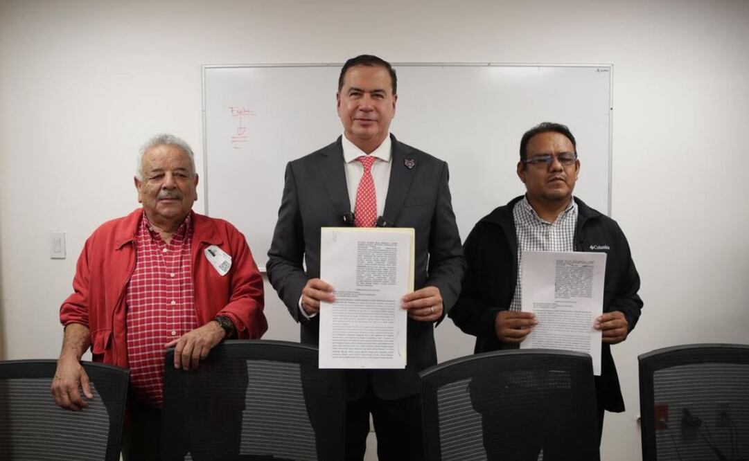 Diputado del PT Ricardo Mejía Berdeja presenta solicitud de juicio político en contra del congreso de Coahuila. Foto: Especial