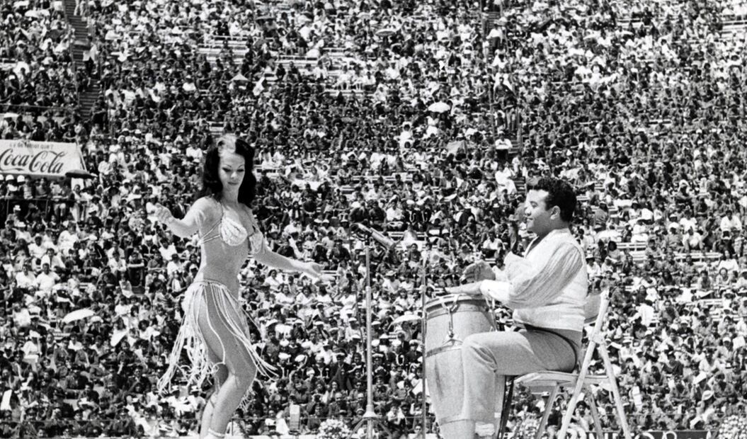 La bailarina y actriz Tongolele bailando frente a la multitud. Foto: Archivo, EL UNIVERSAL.