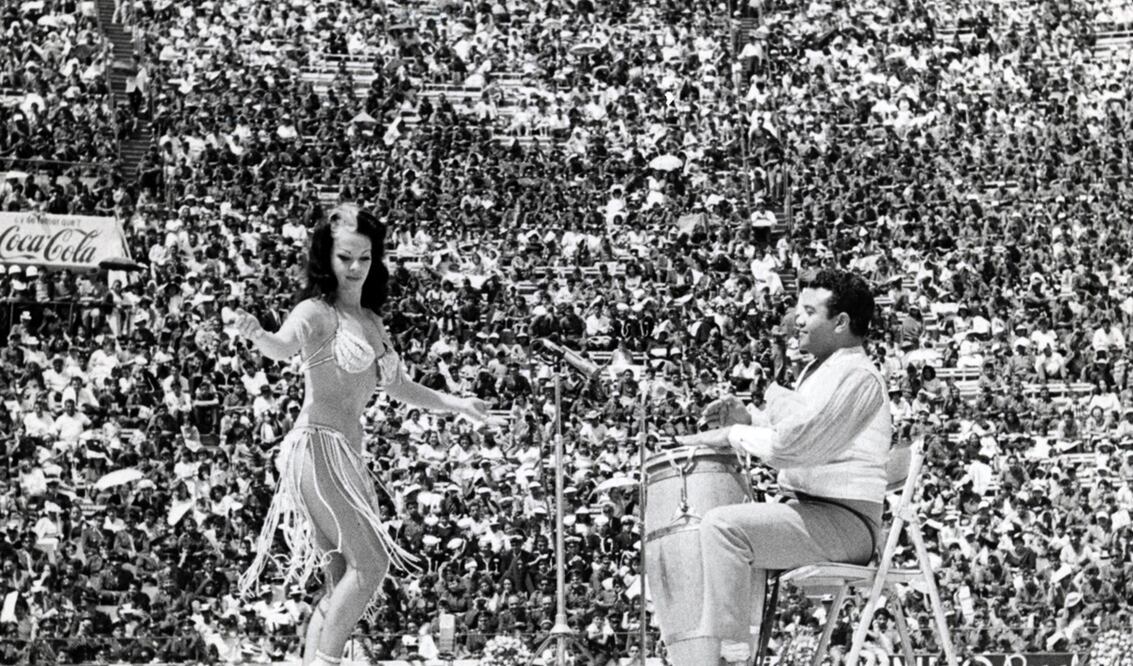La bailarina y actriz Tongolele bailando frente a la multitud. Foto: Archivo, EL UNIVERSAL.