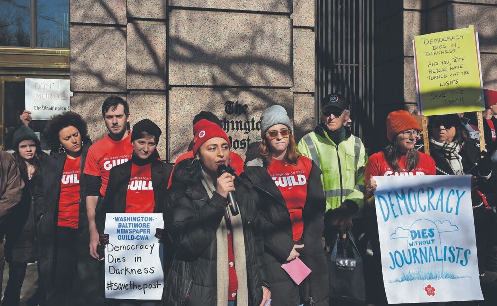 La reportera Marissa Lang, despedida del Washington Post, junto con simpatizantes del sindicato Washington-Baltimore News Guild, frente a las oficinas del medio en Washington, el 5 de febrero pasado. Foto: Oliver Contreras/ AFP
