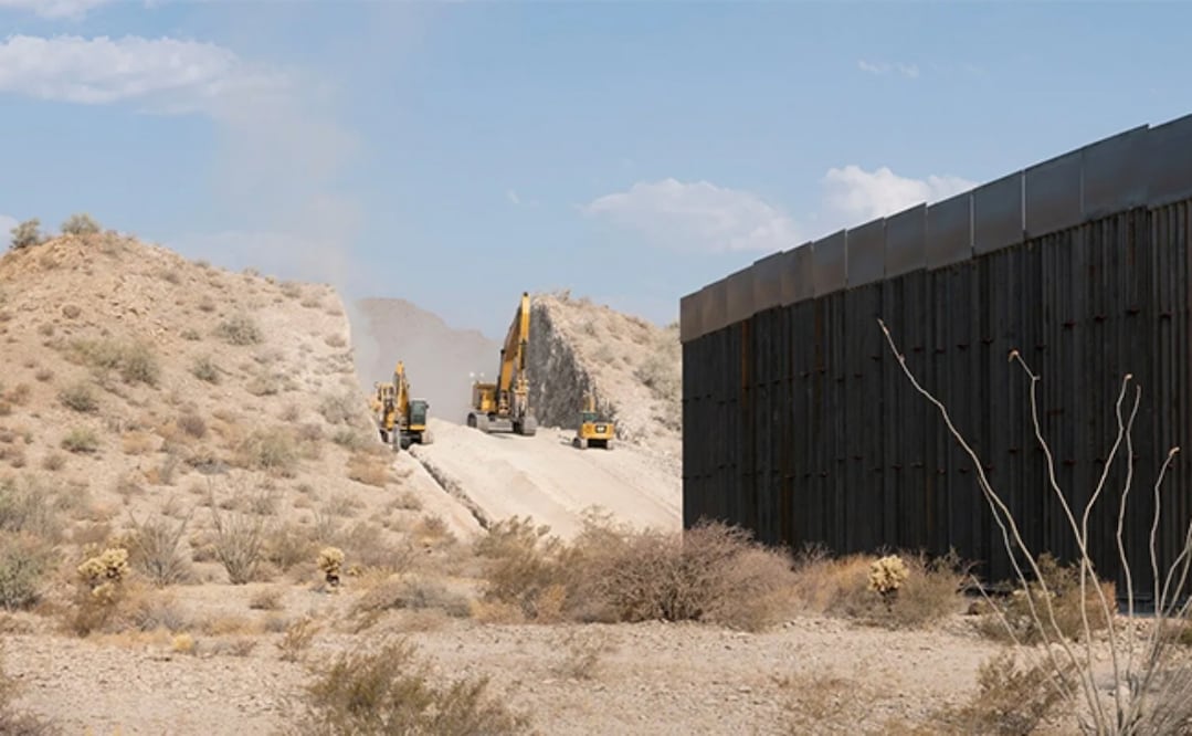 Maquinaria del muro fronterizo durante trabajos en zona arqueológica de Arizona. Foto: @reduxpictures.