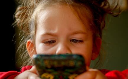 Deja su celular a su hija y la niña manda foto íntima a los contactos 