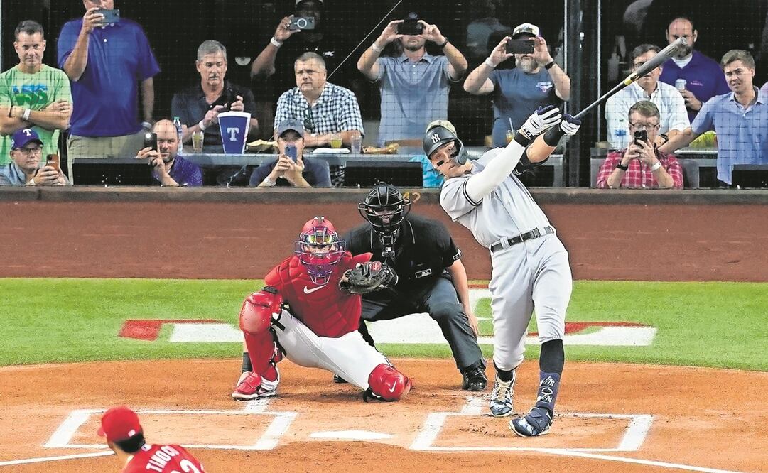 Aaron Judge de los Yankees de Nueva York conecta un jonrón solitario, su 62º de la temporada, frente al lanzador abridor de los Rangers de Texas, Jesús Tinoco. Foto: Tony Gutierrez /AP