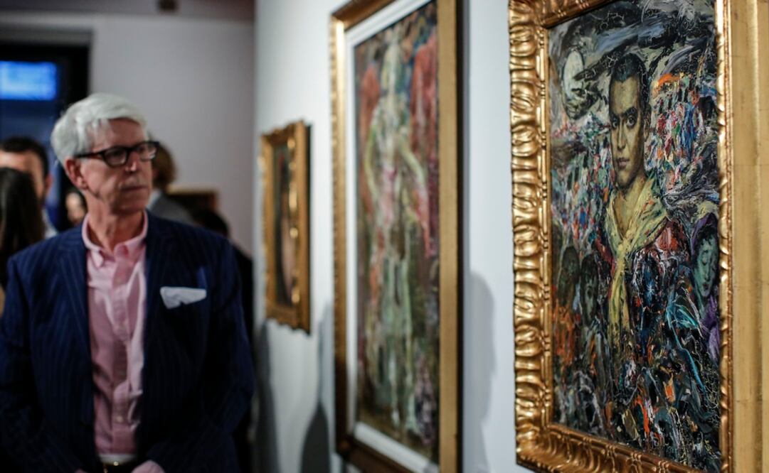 Un hombre observa un retrato de Federico García Lorca, pintado por el artista Enrique Ochoa, en la exposición "Ochoa+Lorca, plástica musical". Foto: EFE/Kena Betnacur