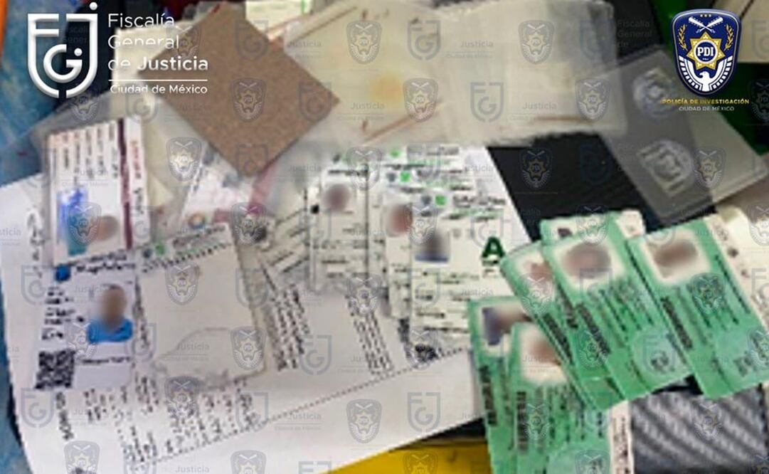 Se aseguraron credenciales y documentos del Instituto Nacional de Migración; pasaportes mexicanos y de Honduras; credenciales migratorias de las Repúblicas de Perú, El Salvador y Chile, además de títulos de propiedad y visas de los Estados Foto: Especial 