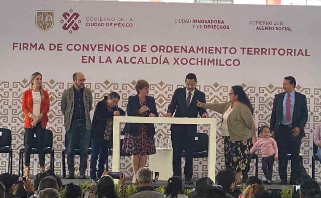 La firma de los convenios se llevó a cabo en la explanada de esa alcaldía, donde el Jefe de Gobierno, Martí Batres, fue testigo de honor de la suscripción de dos de los referidos documentos. Foto: Alberto Acosta/EL UNIVERSAL