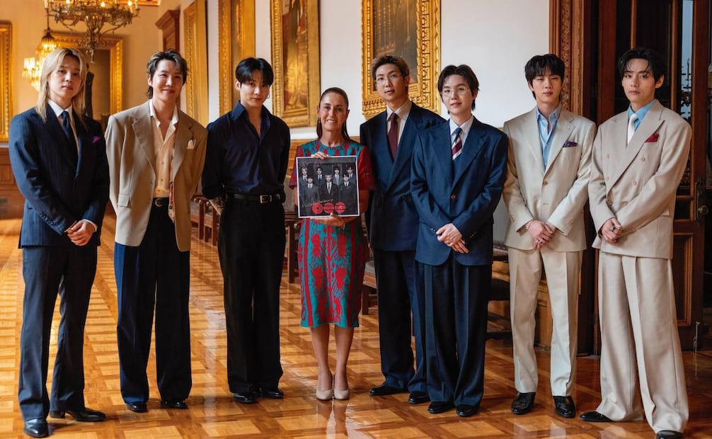 Jimin, Suga, Jungkook, la presidenta Claudia Sheinbaum, RM, J-Hope, Jin, y V durante su estancia en Palacio Nacional, parte de sus actividades en la Ciudad de México. Foto: Presidencia