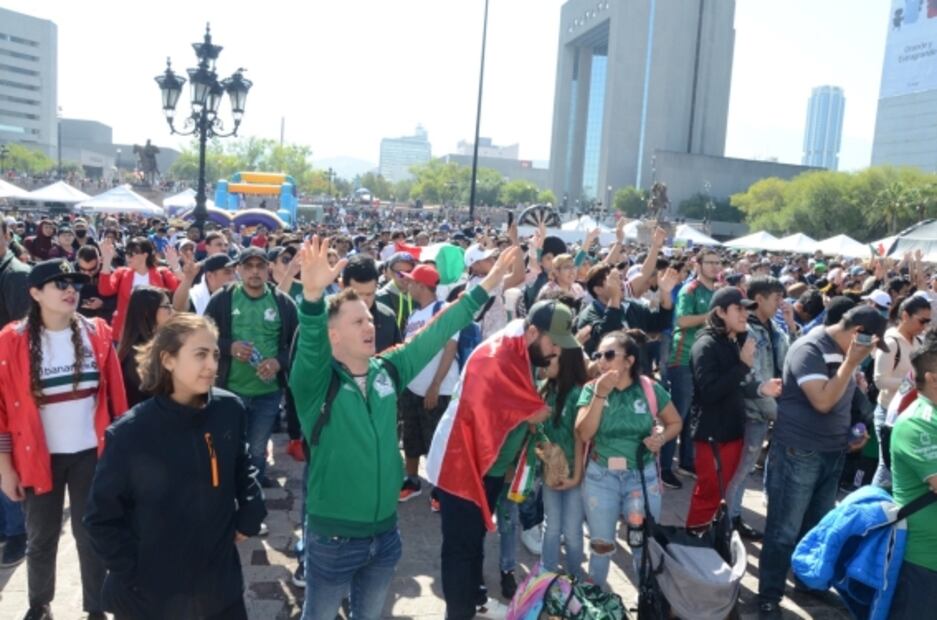 Con Samuel y Mariana, así vivieron los nuevoleonenses el partido de México 