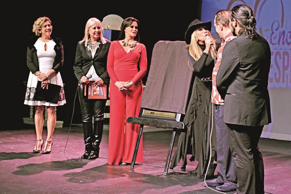 Lucía Méndez y Mauricio Herrera tuvieron grata visita Foto: AGUSTÍN SALINAS / EL UNIVERSAL