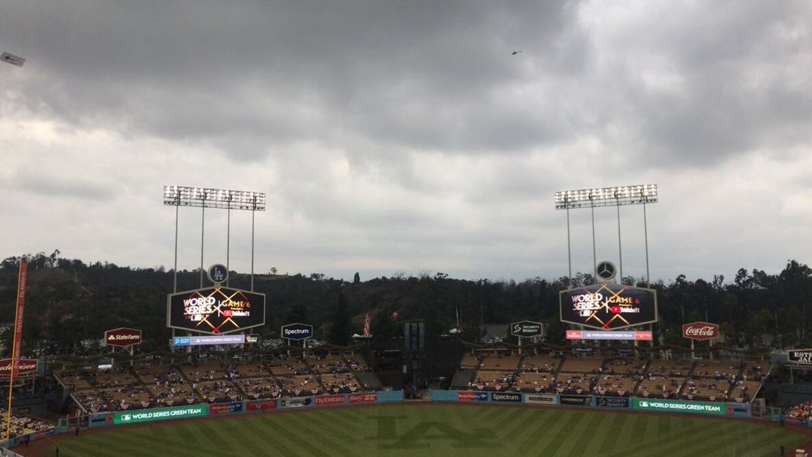 ARIEL VELÁZQUEZ/ EL UNIVERSAL. Los aficionados comienzan a llegar al estadio para el sexto juego de la Serie Mundial 