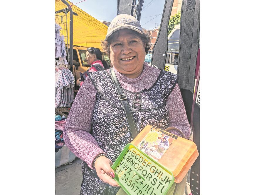 Por 35 pesos, Amelia eligió algunos obsequios para sus nietos. 