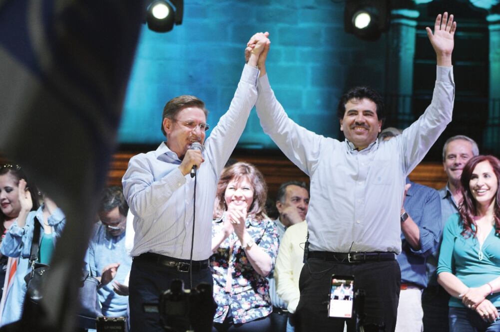 Frente a una multitud que festejó su ventaja en el PREP, José Rosas Aispuro (izq.) dijo que no le temblará la mano para dirigir la entidad (ESPECIAL)