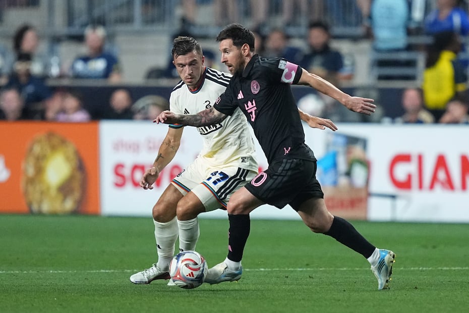 Lionel Messi, del Inter Miami, controla el esférico frente a Kai Wagner, del Union de Filadelfia, en un cotejo de la MLS - Foto: AP