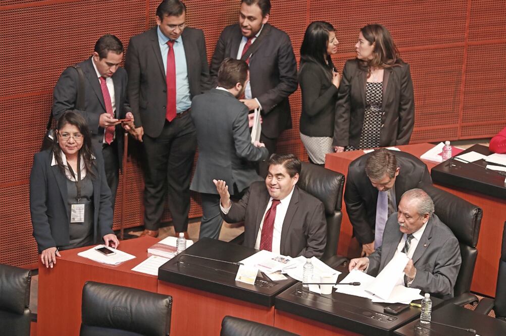 El senador poblano Miguel Barbosa Huerta vivió ayer su segundo día sin tener el cargo de coordinador de la bancada perredista (ALEJANDRA LEYVA. EL UNIVERSAL)