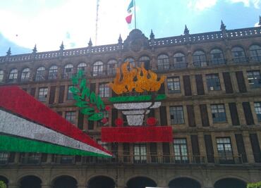 Instalan alumbrado patrio en el Zócalo