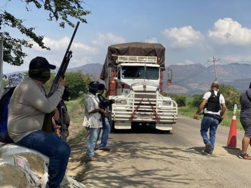 Pueblos aguacateros se arman para defenderse del narco en Michoacán