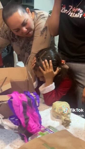 Niña recibe gel antibacterial de regalo y reacción se viraliza; broma indigna en redes
