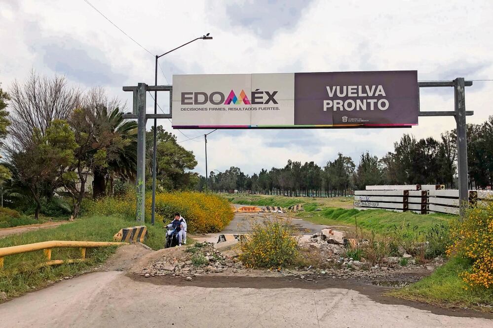 El puente 2 se encuentra cerrado desde septiembre de 2021, lo que ha provocado que los tiempos de traslado de los conductores aumenten hasta una hora para superar la zona del Bordo de Xochiaca. Foto: Diego Simón / EL UNIVERSAL