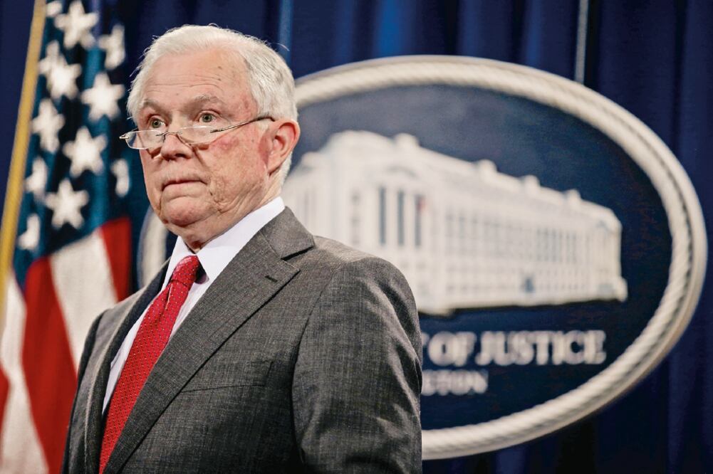 Participativo. De acuerdo con medios estadounidenses, el fiscal general Jeff Sessions colaboró en el interrogatorio (JOSHUA ROBERTS. REUTERS)