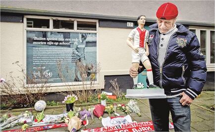Aficionados rinden homenaje a Cruyff en el barrio donde creció