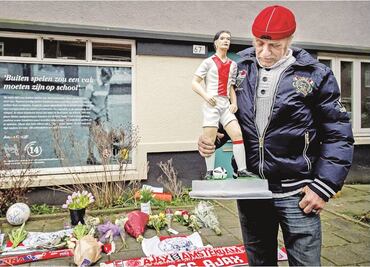 Aficionados rinden homenaje a Cruyff en el barrio donde creció