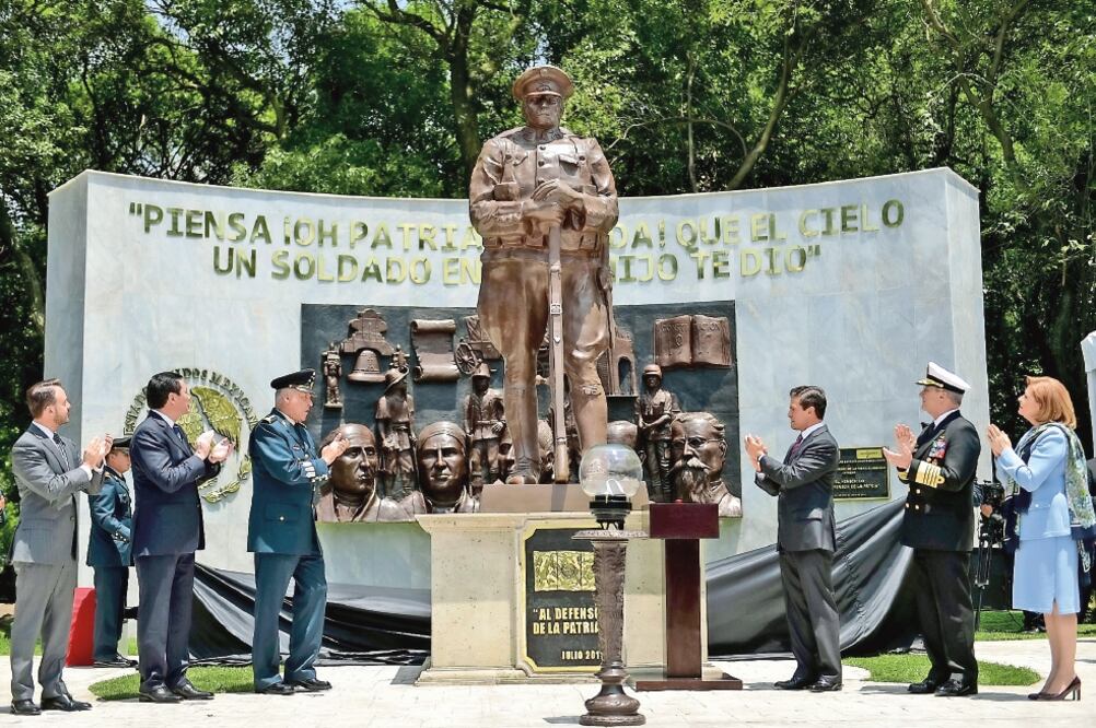 El presidente Enrique Peña Nieto (tercero de der. a izq.) inauguró el Hemiciclo al Defensor de la Patria, en las inmediaciones de Los Pinos. (PRESIDENCIA)