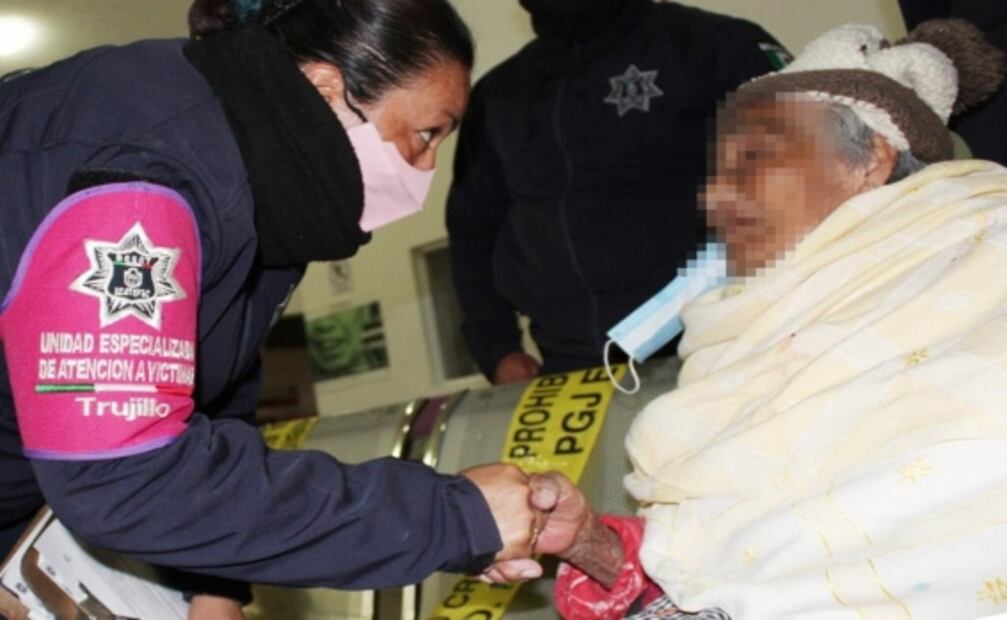 Rescatan a abuelita abandonada en la calle; la sacaron a "tomar el sol", explican