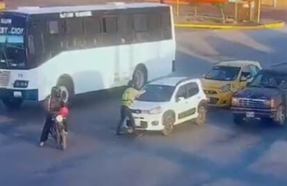 Captan momento exacto en que motosicarios matan a balazos a conductor de auto en Coahuila