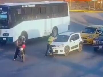 Captan momento exacto en que motosicarios matan a balazos a conductor de auto en Coahuila