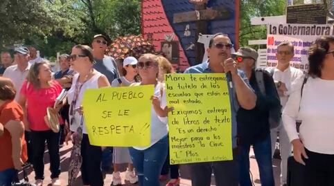 “La educación no es partidista”: Se manifiestan en Chihuahua a favor de los libros de texto de la SEP