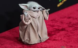 “Baby Yoda” roba miradas en la alfombra roja del estreno de “Star Wars: The Mandalorian and Grogu”