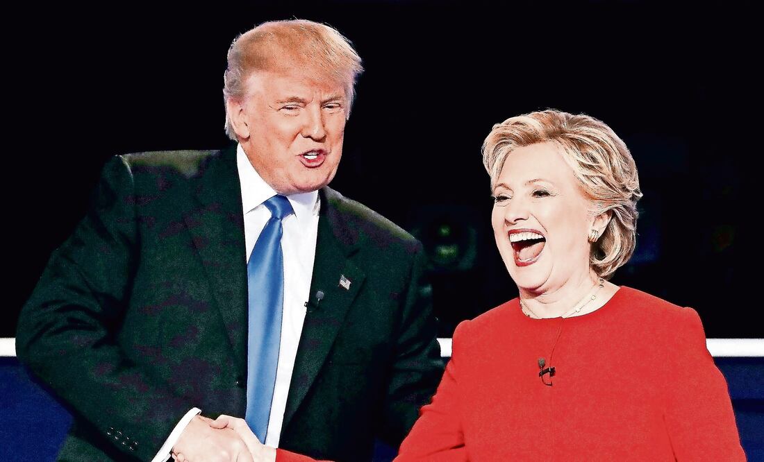 Los candidatos a la presidencia de Estados Unidos, el republicano Donald Trump y la demócrata Hillary Clinton, estrechando manos al término del primer debate, que se llevó a cabo el pasado 26 de septiembre en la Universidad de Hofstra (REUTERS ARCHIVO)